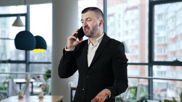 Biznesmen Miło Rozmawia Przez Telefon Komórkowy Pewny Siebie Facet Rozmawia — Wideo stockowe