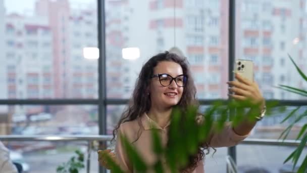 Vonzó Fiatal Szelfit Készít Irodában Egy Női Alkalmazott Videózik Mobilján — Stock videók