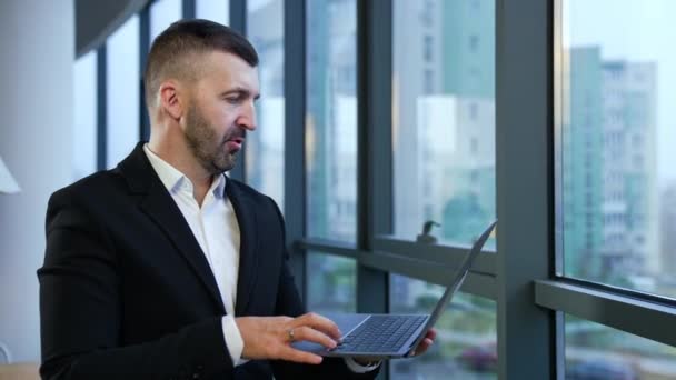 Kanceláři Stojí Běloch Černém Obleku Drží Notebook Muž Osobním Počítačem — Stock video