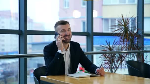 Успешный Бизнесмен Отвечает Телефонные Звонки Офисе Деловой Разговор Просторном Светлом — стоковое видео