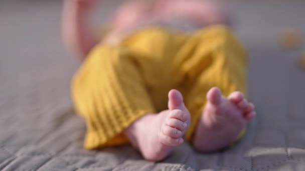 Маленька Дитина Жовтих Штанях Лежить Ліжку Крихітними Ногами Камери Красиві — стокове відео