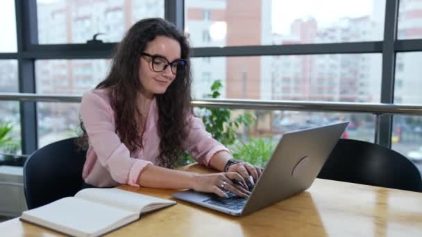 Empresária Feminina Imprimindo Algo Seu Laptop Sorrindo Correspondência Comercial Com — Vídeo de Stock