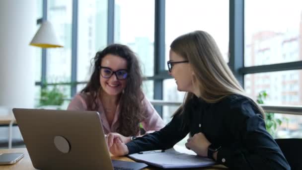 Женщины Смотрят Ноутбук Весело Смеются Две Деловые Леди Работают Компьютером — стоковое видео
