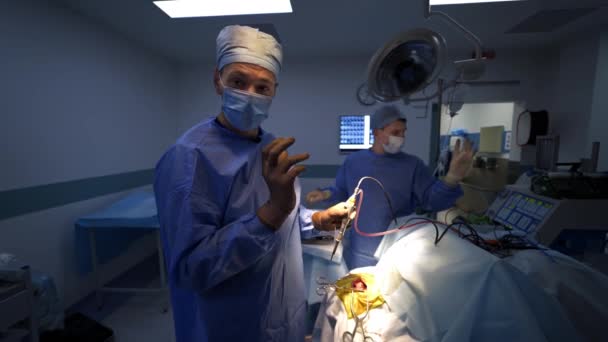 Cerrahın Ameliyathanede Nöroşirürji Için Tıbbi Aletleri Var Erkek Doktor Operasyonun — Stok video
