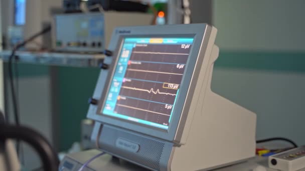 환자의 곡선을 보여주는 환자의 심장의 상태를 모니터링하는 클로즈업 — 비디오