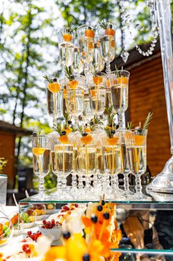 Bir masa dolusu şampanyayla dolu.