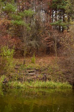 Riverside 'daki Serene Bench' te. Nehrin kıyısında bir bank