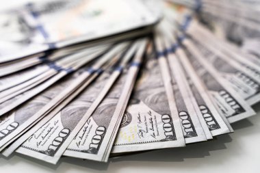 Bir yığın 20 dolarlık banknot. Birbiri ardına 20 dolarlık banknotlar.