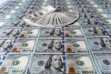 Masadaki 20 Dolarlık banknotlar yığını. Masanın üstünde duran 20 dolarlık banknotlar.
