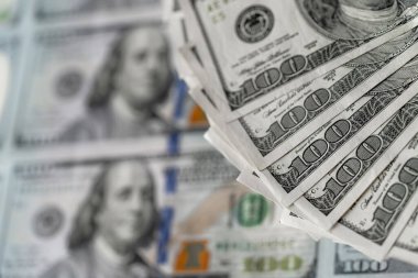 Yığınla 20 Dolarlık banknot. 20 dolarlık banknotlar üst üste yığılmış.