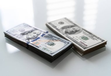 Masadaki 20 Dolarlık banknotlar yığını. Masanın üstünde duran 20 dolarlık banknotlar.