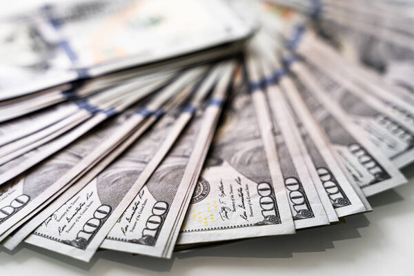Пачка двадцатидолларовых банкнот. Куча двадцатидолларовых купюр, сидящих друг на друге