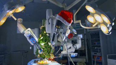 Da Vinci robotu yenilikçi cerrahi odasında. Ameliyat masasında çam ağacı süsleme ekipmanı.
