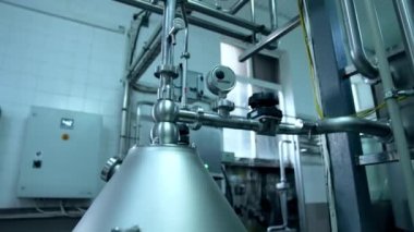 Çelik tüplü yeni teknoloji süt fabrikası. Günlük gıda endüstrisi süt üretimi. Boru hatlarına yakından bak..