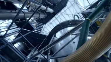 Süt ürünleri üretimi için yenilikçi teknolojik ekipmanlar. Süt ürünleri şirketinde çelik borular ve tanklar. Santralin etrafında çember oluşturun, aşağıdan bakın.