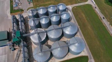 Buğday buğdayı işlemek ve depolamak için büyük tanklar. Ekinler için hasat, işleme ve depolama asansörü. Hava görünümü.