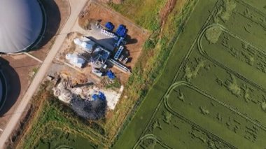 Biyolojik benzin istasyonu santrali. Ekolojik enerji üretim fabrikası. Yeşil tarım arazisindeki biyogaz istasyonunun hava görüntüsü..