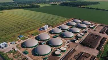 Biyogaz bitkisinin bulunduğu alanın güzel manzarası. Biyogaz depolarının üzerinde uçuyorlar. Ormanlar ve arka plandaki köy evleri.