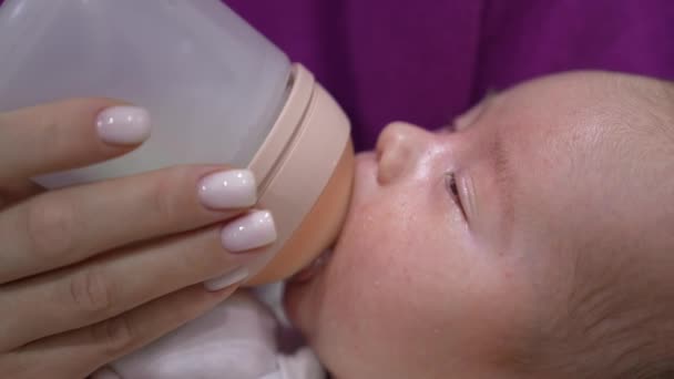 Precioso Bebé Amamantando Leche Biberón Cerrando Lentamente Los Ojos Mano — Vídeos de Stock