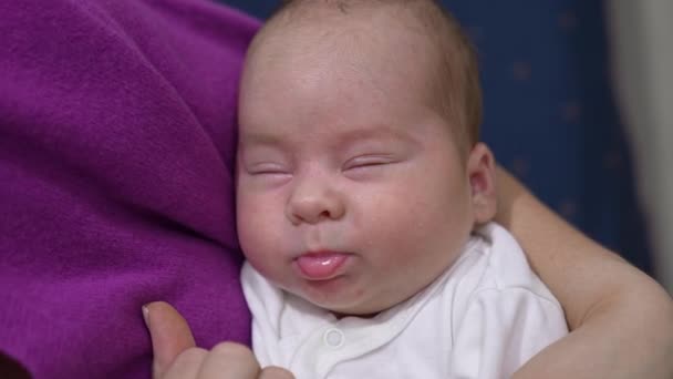 Bebek Uyanmak Istemiyor Zar Zor Gözlerini Açıyor Anne Onu Uyandırmak — Stok video