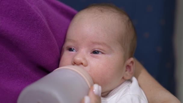 Χαριτωμένο Βρέφος Θηλάζει Γάλα Αργά Από Ένα Μπουκάλι Μωρό Κλείνει — Αρχείο Βίντεο