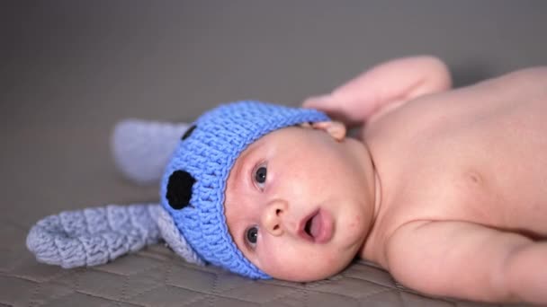 Yatakta Kulakları Olan Komik Şapkalı Şirin Bir Bebek Şapkalı Çıplak — Stok video