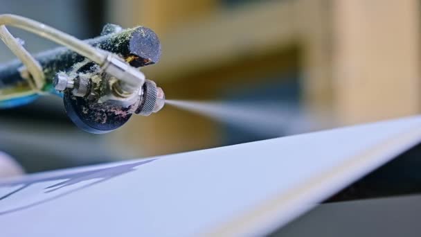 工場を製造するおむつ レイヤーを噴霧する特殊なメカニズム クローズアップ — ストック動画