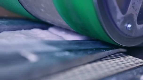 컨베이어 위에서 천천히 회전하는 거대한 무거운 샤프트 Blur에 기저귀 클로즈업 — 비디오