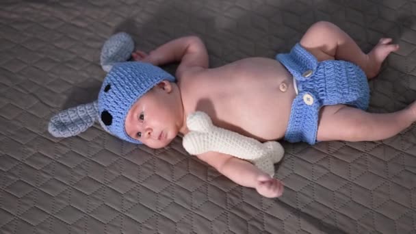 Bebé Traje Punto Azul Acostado Cama Hueso Juguete Punto Blanco — Vídeos de Stock