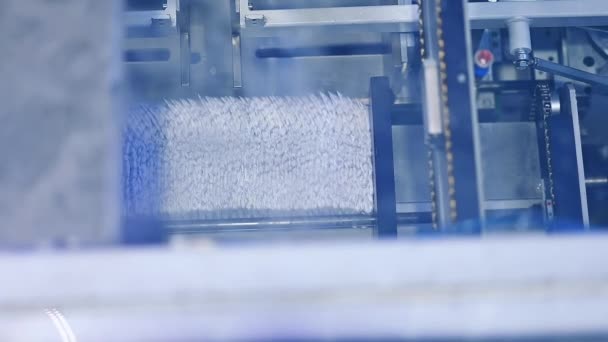 おむつパックの形成のための機械 工場におけるおむつ製造の最終段階 上からの眺め — ストック動画