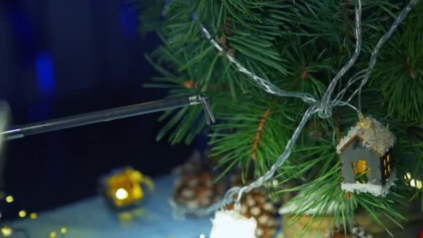Bras Robotique Ajustant Décoration Noël Sur Pin Petite Griffe Traitant — Video