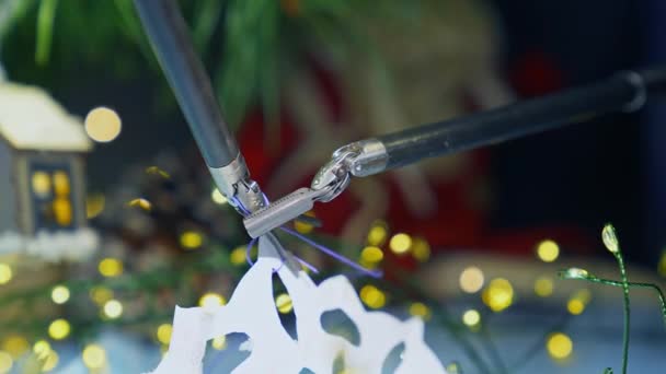 Małe Pazury Robotycznych Ramion Przywiązujące Nitkę Papierowego Płatka Śniegu Precyzyjne — Wideo stockowe
