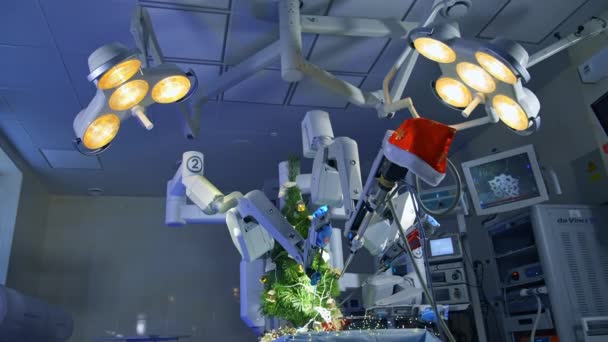 Chirurgische Ruimte Met Innovatieve Apparatuur Voor Neurochirurgische Ingrepen Robotarmen Versieren — Stockvideo