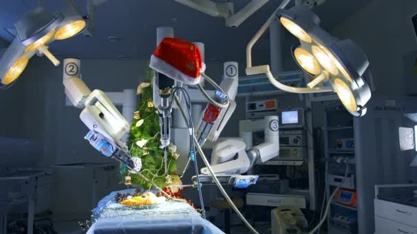 火の木にライトを付ける医療ロボット ロボット技術を搭載した病院の外科室 手術中のクリスマスツリーと装飾 — ストック動画