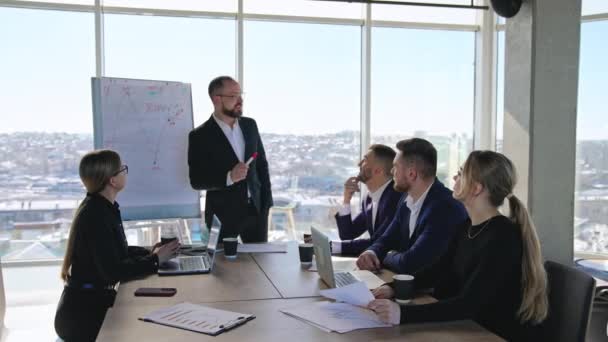 Ofiste Toplantısı Yönetici Grafikteki Eğri Hakkında Konuşuyor Adamları Fikirleri Büyük — Stok video