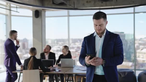 Självsäker Ung Entreprenör Tittar Sin Telefon Och Sedan Lägger Den — Stockvideo