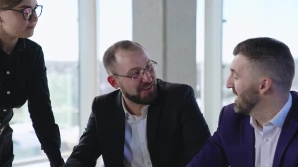 Dva Muži Žena Kanceláři Diskutují Práci Kolegové Setkávají Hledají Řešení — Stock video