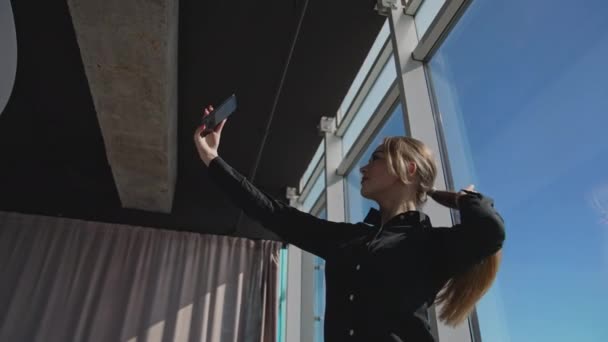 Atrakcyjna Kobieta Trzymająca Smartfona Przed Sobą Pani Pozowała Przed Kamerą — Wideo stockowe