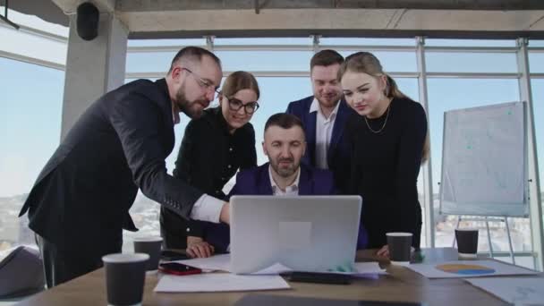 Kolegové Shromáždili Kolem Laptopu Spolupracovníci Ukazují Počítač Diskutují Svých Pracovních — Stock video