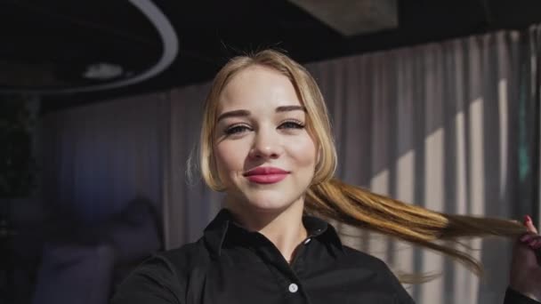 Vacker Kvinna Tittar Rakt Kameran Och Ler Porträtt Ung Kontorsanställd — Stockvideo