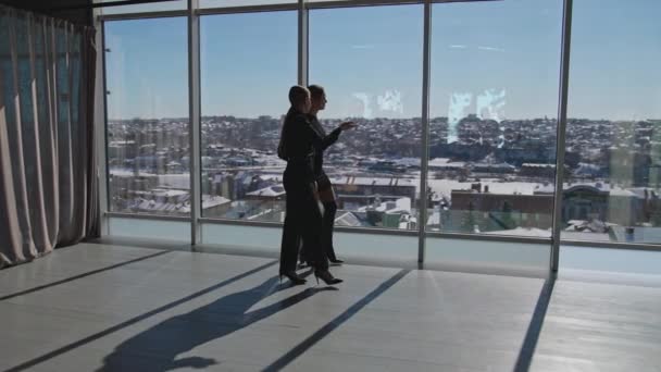 Två Kvinnliga Medarbetare Går Längs Panoramafönstren Kvinnliga Kollegor Kommunicerar Det — Stockvideo