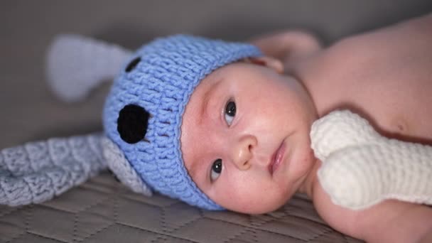 Hermoso Bebé Acostado Manta Gris Adorable Bebé Con Sombrero Azul — Vídeo de stock