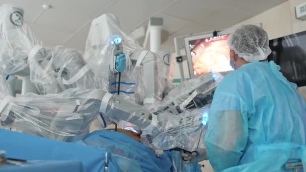 Equipamento Inovador Sobre Paciente Deitado Mesa Operação Cirurgião Sentado Costas — Vídeo de Stock