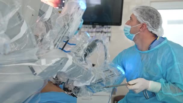 Operasyon Sırasında Robot Kollar Hareket Ediyor Ameliyatı Cerrah Kontrol Ediyor — Stok video