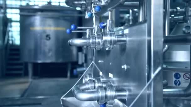 日记工厂的管道和杠杆 工厂复杂的管道系统 背景上模糊的巨大钢罐 — 图库视频影像