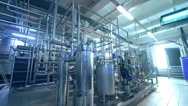Dentro Fábrica Produtos Lácteos Sistema Complicado Dutos Cisternas Tubos Sensores — Vídeo de Stock
