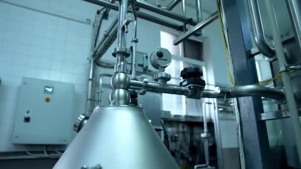 Technológiai Tejgyár Acélcsövekkel Napló Élelmiszeripari Tejgyártás Nézd Meg Közelebbről Csővezetékeket — Stock videók