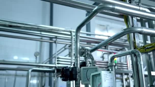 ミルクプラントの最新技術機器 タンクやエンジンにつながるセンサー付きのパイプ クローズアップ — ストック動画