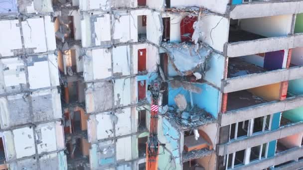 Abrissmaschine Durchbricht Wände Und Böden Des Großen Zerstörten Gebäudes Luftaufnahme — Stockvideo