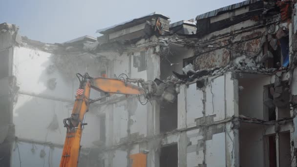 Uma Colher Máquina Demolição Quebra Chão Casa Destruída Escavadeira Trabalhando — Vídeo de Stock